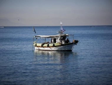 Αίγιο: Αντί ψαριών βρήκε πυρομαχικά στη θάλασσα